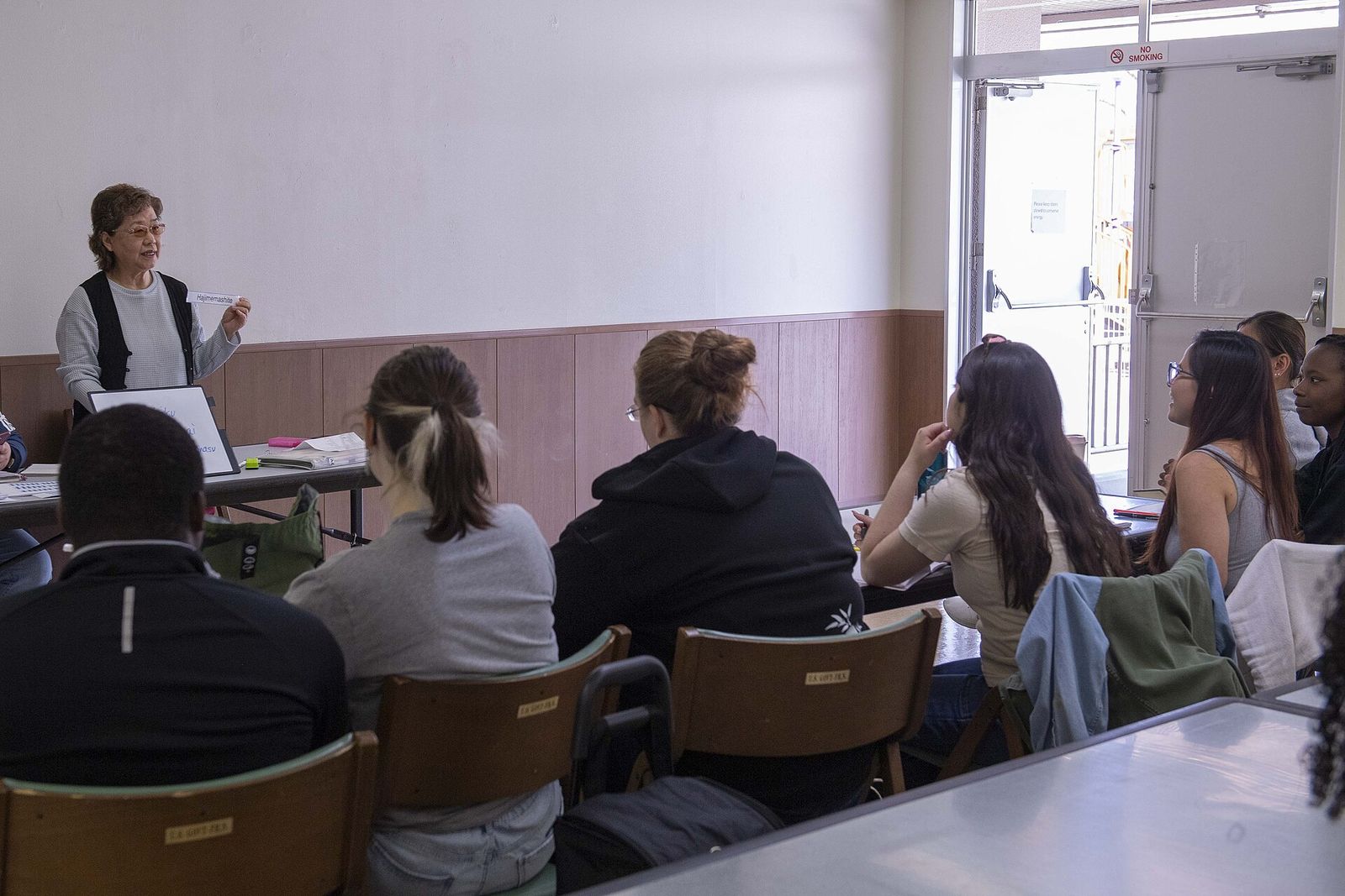 Kurs za odrasle u svijetloj učionici